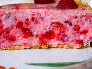 Malinowy torcik bez pieczenia z budyniu