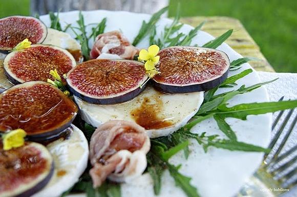 Sałatka z figami, serem camembert i szynką
