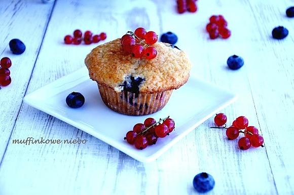 Muffinki z trzema owocami czerwone porzeczki borówki i banana