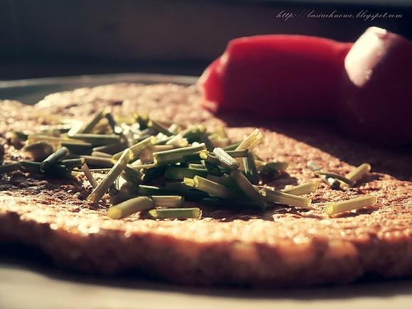 Otrębowy omlet z pomidorami i papryką
