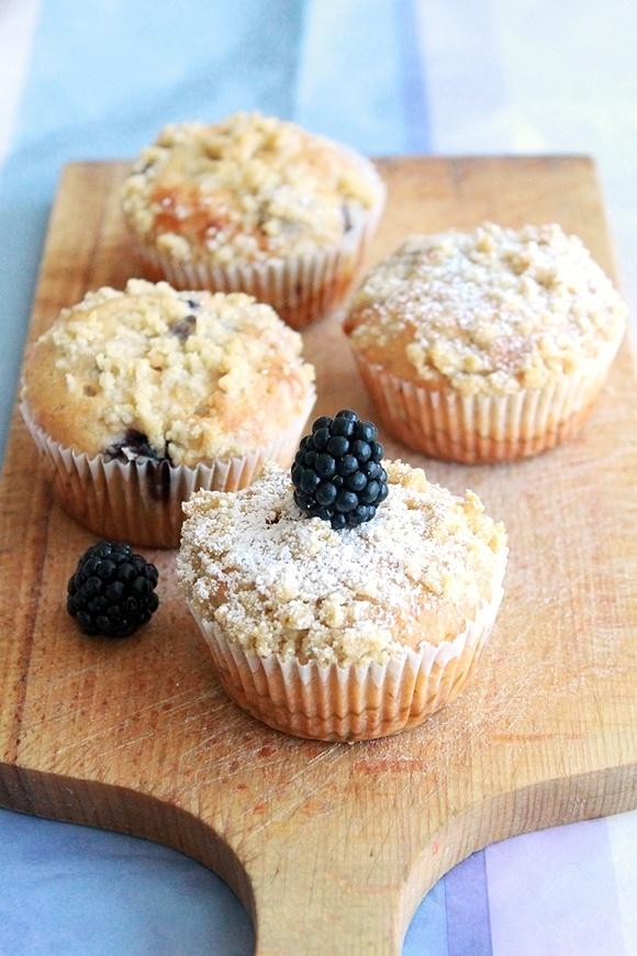 Śmietankowe muffinki z jeżynami jabłkiem i kardamonową kruszonką
