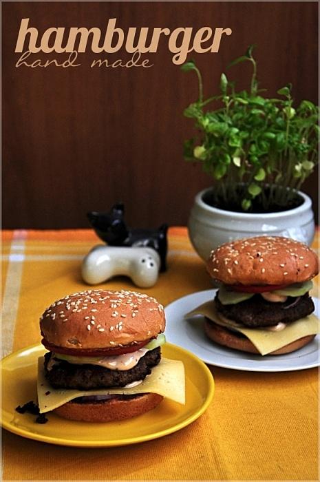 Hamburger domowej roboty z kotletem z wołowiny