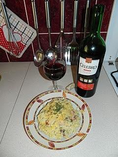 Makaron ala carbonara i czerwone wino Celebro