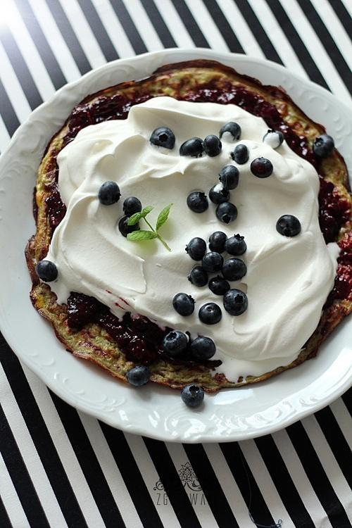 Omlet z bitą śmietaną i jeżynami