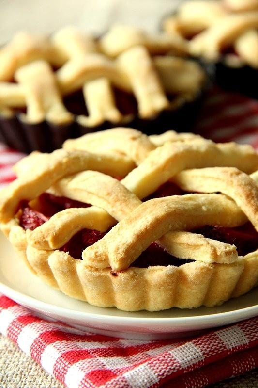 Kokosowe tartaletki z truskawką i maliną
