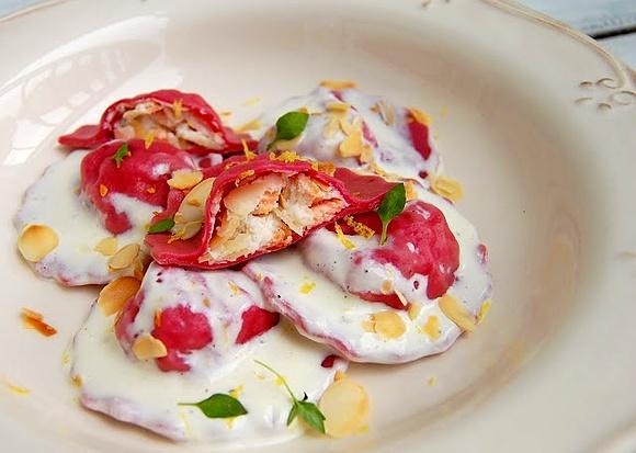 Ravioli z łososiem ricottą i prażonymi migdałami w sosie śmietanowo-cytrynowym