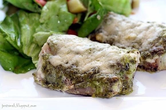 Dorsz pieczony w bazyliowym pesto