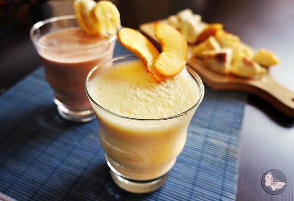 Koktajl brzoskwiniowo-bananowy z jogurtem naturalnym