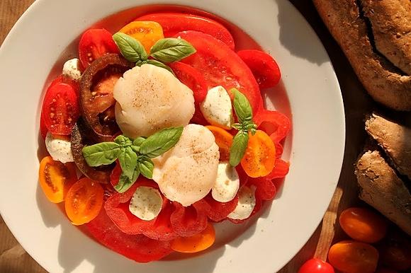 Sałatka pomidorowa z mozzarellą i przegrzebkami w oliwie czosnkowej