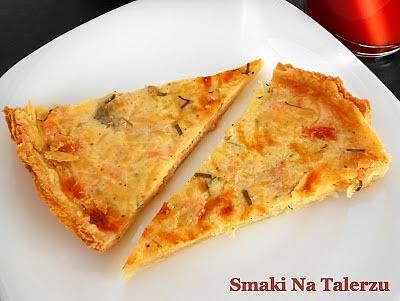 Tarta z wędzonym łososiem, mozzarellą i szczypiorkiem na cieście francuskim