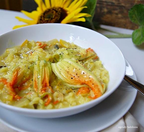 Szafranowe risotto z kwiatami cukinii