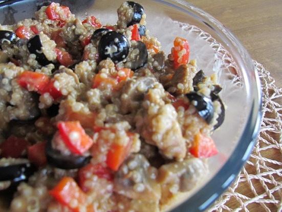 Sałatka z quinoa, kurczakiem i warzywami