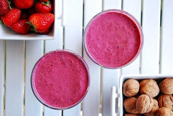 Smoothie owocowe z truskawkami malinami i jagodami