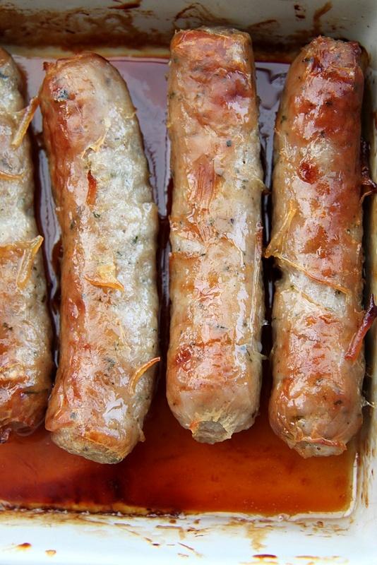 Angielskie kiełbaski pieczone w miodzie z surówką z białej kapusty