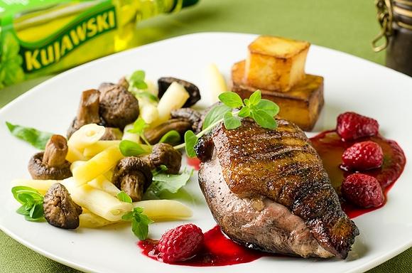 Filet z kaczki w tymianku z malinami