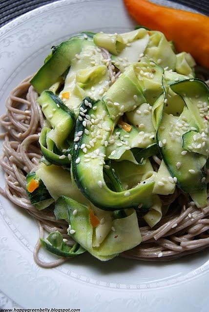 Makaron soba w kremowym sosie z chili i cukinią