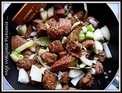 Gulasz z ziemniakami - wersja jednogarnkowa z mięsem wołowym i pieczarkami
