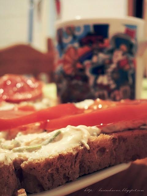 Kanapki z twarogiem i pomidorem na pełnoziarnistym toście