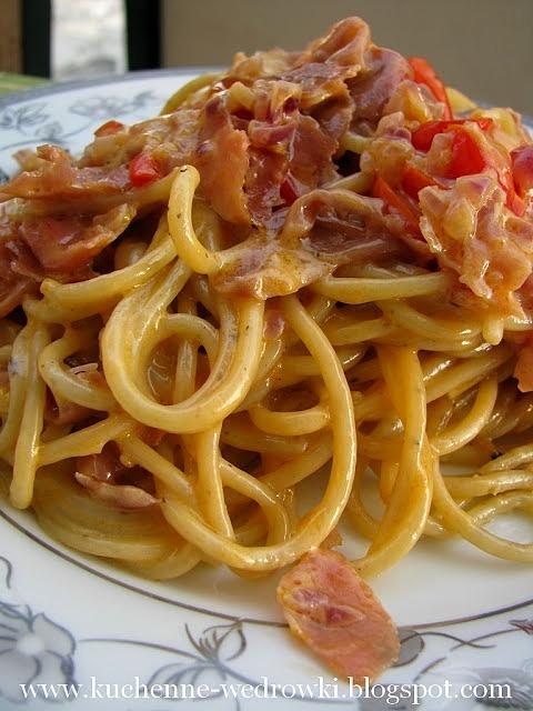Rozmarynowe spaghetti z szynką, pomidorkami i mascarpone