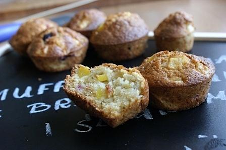 Muffinki owsiane z brzoskwiniami i śliwkami