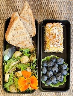 Bento nr 42 z grillowanymi tostami z serem brie i pieczarkami