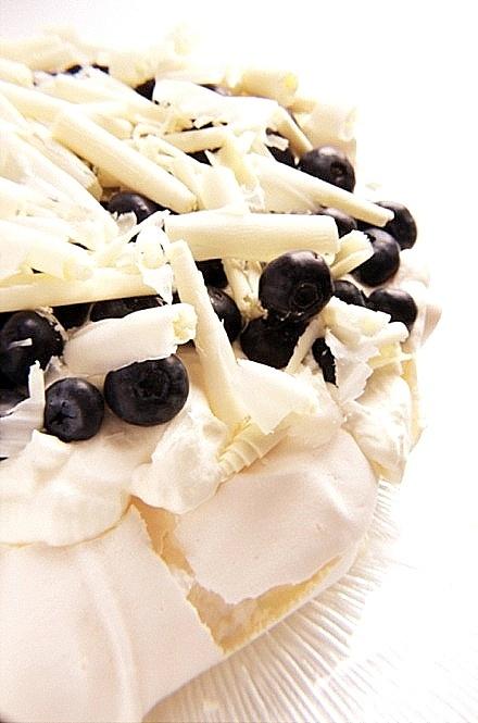 Pavlova z borówkami i białą czekoladą