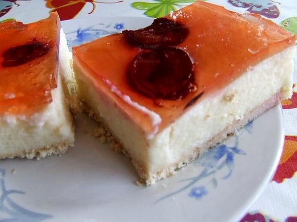 Ciasto bez pieczenia z grysiku i owocami