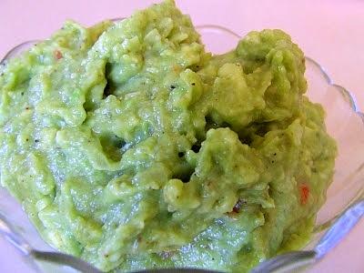Guacamole z awokado i cebulą na grzanki i do mięs