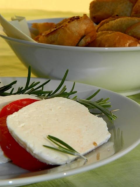 Sałatka a'la caprese z tostami czosnkowymi