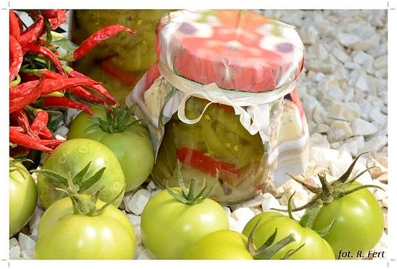 Sałatka z zielonych pomidorów z papryką i chili