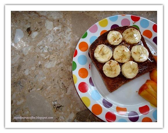 Tost z bananem i miodem akacjowym oraz cynamonem
