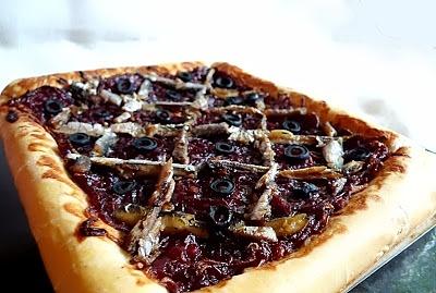 Pissaladiere – klasyczny nicejski placek z cebulą, sardelami i oliwkami