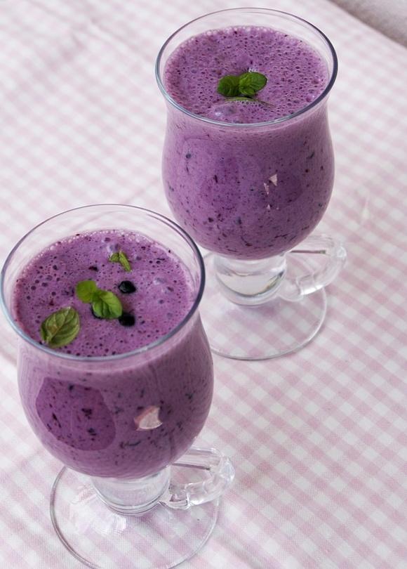 Śniadaniowe smoothie jagodowe