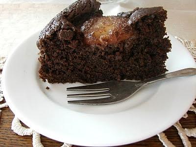 Buraczane ciasto czekoladowe z gruszkami w czerwonym winie
