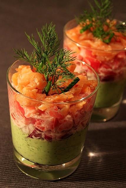 Verrine z wędzonym łososiem i avocado