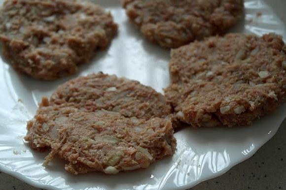 Hamburger domowy z mięsem mielonym i serem topionym