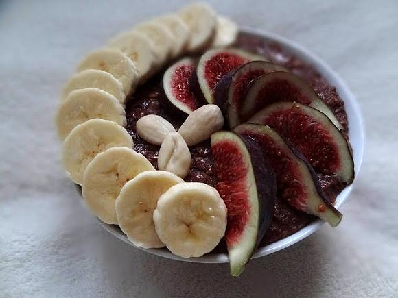 Czekoladowa zimna owsianka z bananem i migdałami