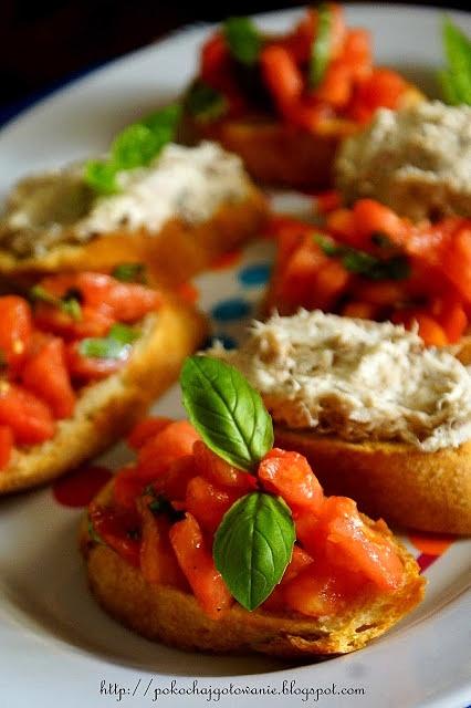 Bruschetta z pomidorami i makrelą wędzoną