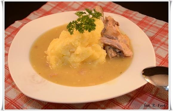 Kopiec ziemniaków z barszczem na zakwasie