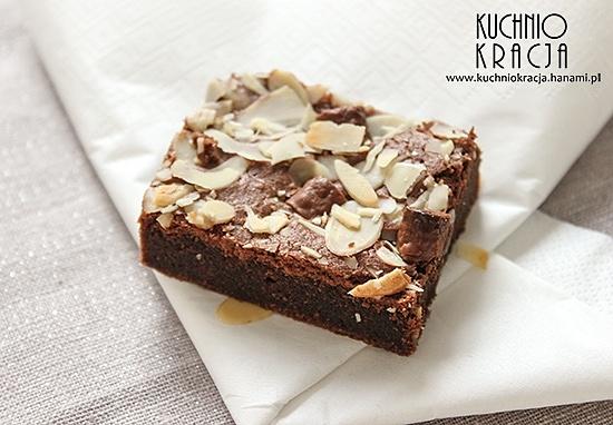 Brownie z płatkami migdałowymi i kawałkami czekolady