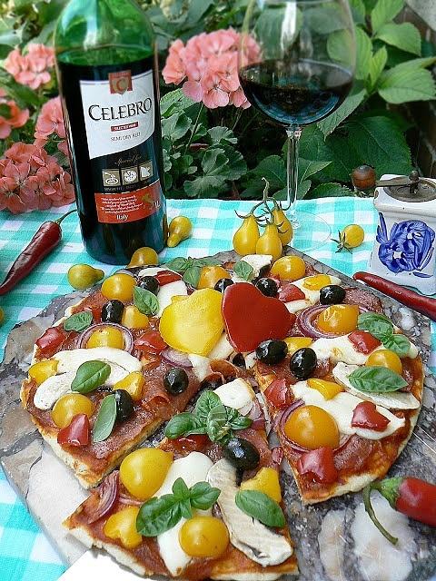 Pizza orkiszowa od serca z domowym sosem pomidorowym
