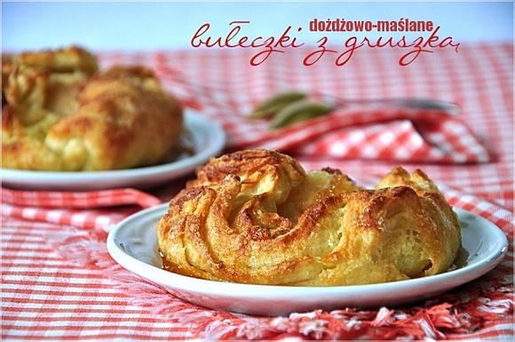 Drożdżowo-maślane bułeczki z gruszką