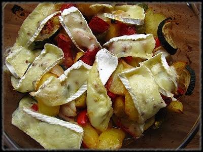 Warzywna zapiekanka z camembertem i pesto