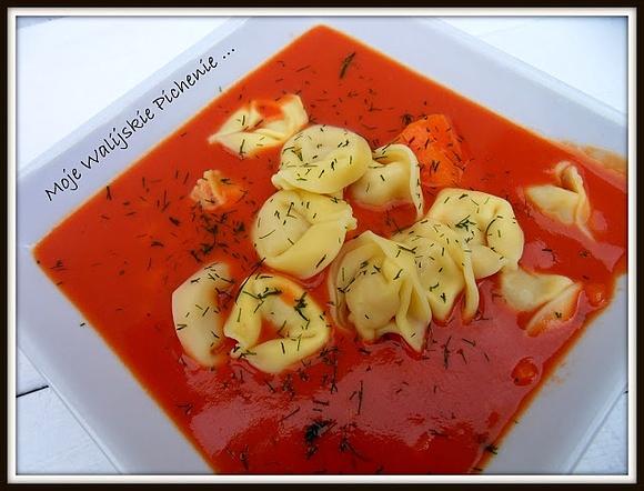 Pomidorówka ze świeżych pomidorów z tortellini