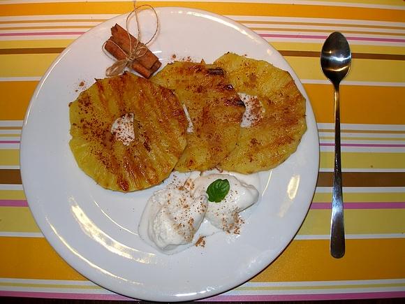 Grillowany ananas z cynamonem i lodami