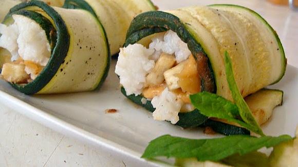 Śniadaniowe sushi z cukinii ryżem, masłem orzechowym i bananem