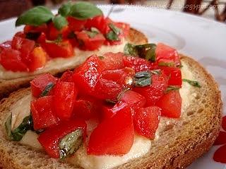 Grzanka z pomidorami i bazylią - bruschetta