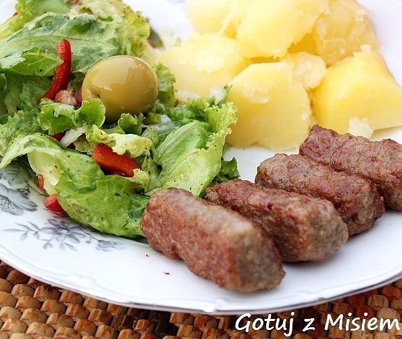 Cevapcici - tradycyjne chorwackie kiełbaski z mięsa mielonego