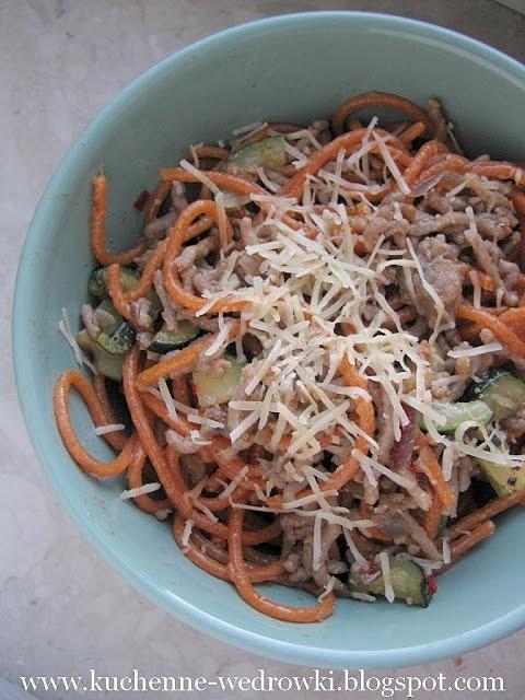 Pomidorowe spaghetti z mięsem i cukinią