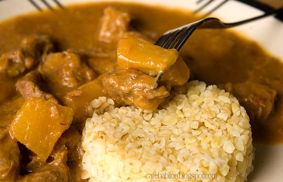 Wieprzowina z ananasem w curry na mleku kokosowym